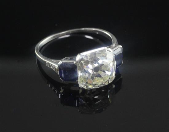 An impressive 1920s/1930s platinum and three stone diamond and sapphire ring, size O.
